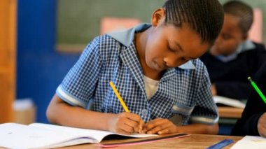4 k okulda sınıfta okuyan Schoolkids