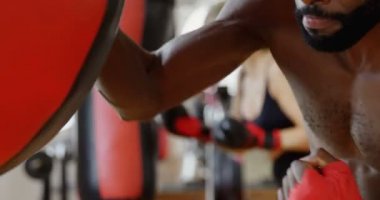 Genç erkek boksör boks fitness Studio 4 k pratik