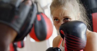 Erkek antrenör eğitim kadın boksör fitness Studio 4k