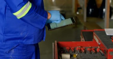 Mühendis askı 4 k dijital tablet kullanarak yan görünüm