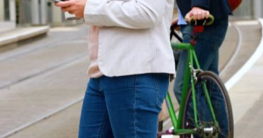 Tren tren istasyonunda bekleyen commuters yan görünüm 