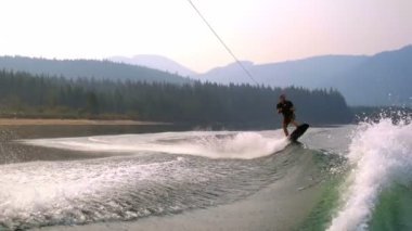 Genç adam wakeboarding nehre güneşli bir günde 4k 