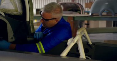 Erkek mühendis uçak hangar 4 k sabitleme