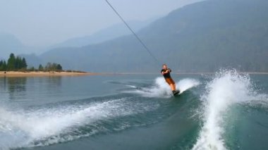 Genç adam wakeboarding nehre güneşli bir günde 4k 