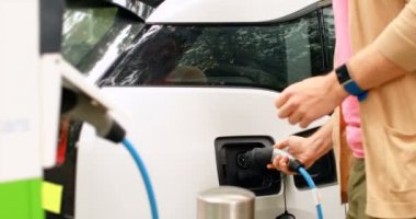 Elektrikli araç şarj istasyonu 4 k, şarj adam orta bölümünde