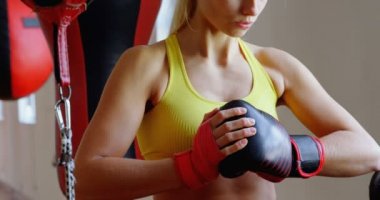 Fitness stüdyosu 4 k duran genç kadın boksör