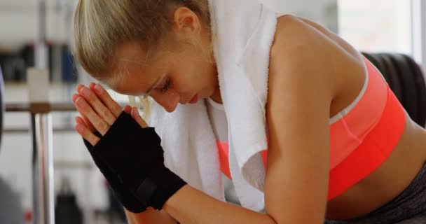 Joven Boxeador Femenino Relajándose Gimnasio — Vídeos de Stock