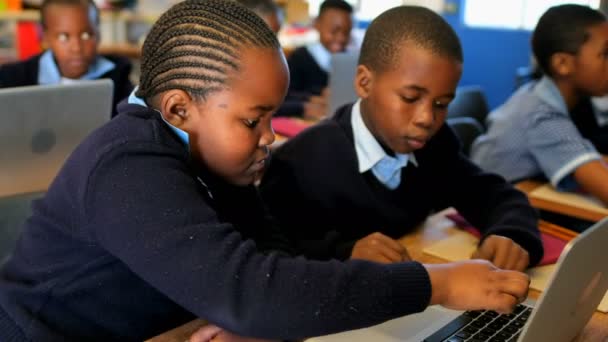 Estudiantes Usando Laptop Aula Escuela — Vídeo de stock