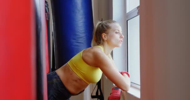 Nachdenkliche Boxerin Blickt Durch Fenster Fitnessstudio — Stockvideo