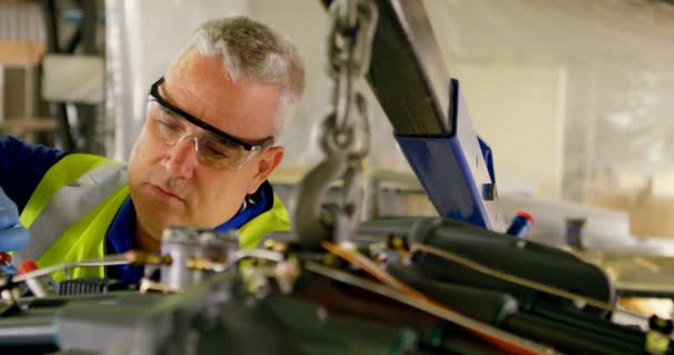 Ingenieur Repariert Flugzeugtriebwerk Hangar — Stockvideo