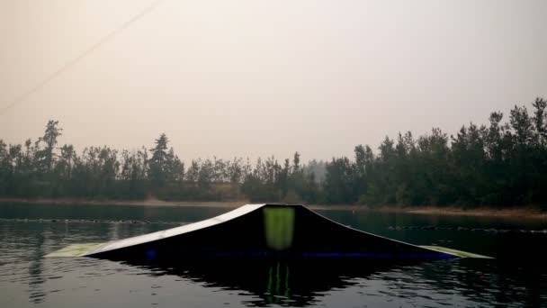 Jongeman Wakeboarden Rivier Een Zonnige Dag — Stockvideo