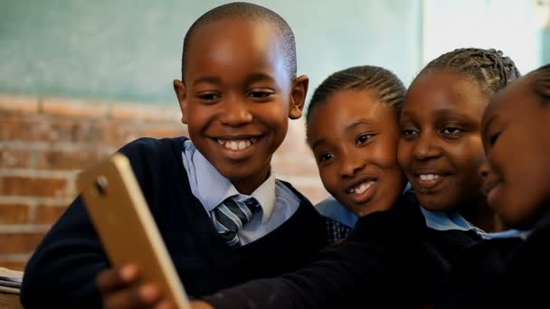 Schoolkids Véve Selfie Osztályban Iskolában — Stock videók