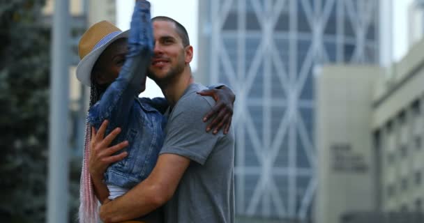 Jovem Casal Abraçando Uns Aos Outros Cidade — Vídeo de Stock