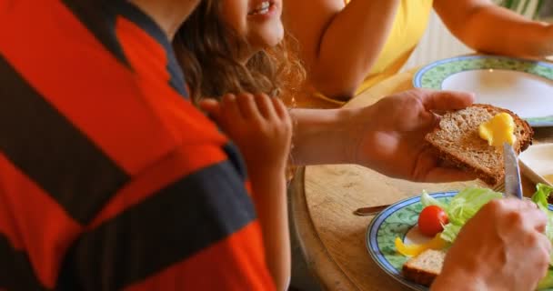 Menina Tomando Café Manhã Com Pais Cozinha Casa — Vídeo de Stock