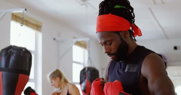 フィットネス スタジオ で若い男性ボクサー ウォーム アップ — ストック動画