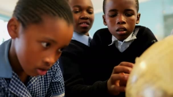 Primo Piano Degli Scolari Che Usano Globo Classe Scuola — Video Stock