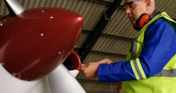 Low Angle View Vngineer Repairing Aircraft Aerospace Hangar — Stock Video