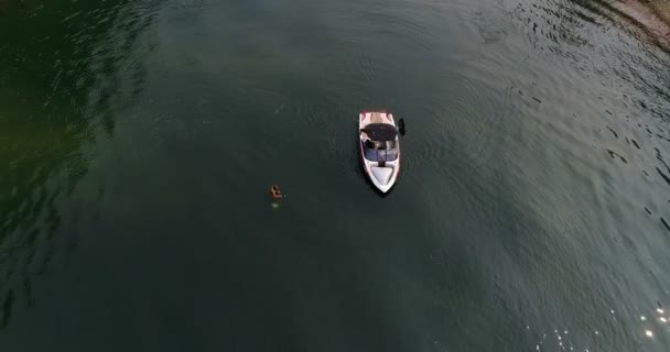 Vista Aérea Homem Wakeboarding Com Lancha Rio — Vídeo de Stock