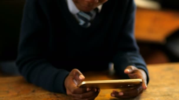 Estudiante Usando Teléfono Móvil Aula Escuela — Vídeo de stock