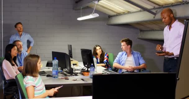 Homme d'affaires avec tablette numérique donnant une présentation dans la salle de conférence au bureau 4k 