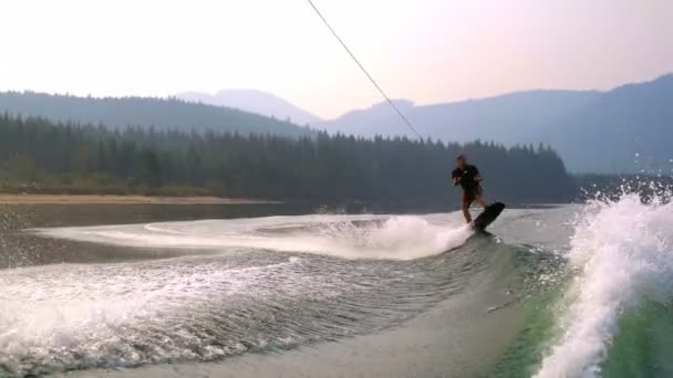 Giovane Wakeboarding Nel Fiume Una Giornata Sole — Video Stock