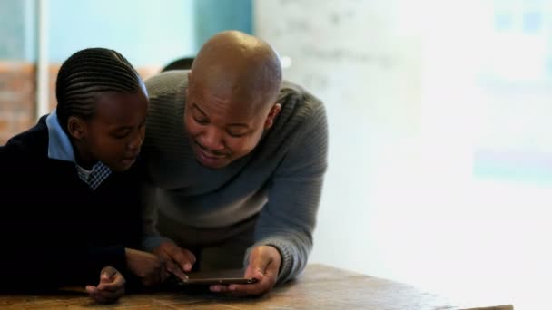 Lehrer Nutzt Digitales Tablet Mit Schüler Klassenzimmer — Stockvideo