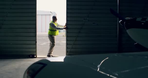 Ingeniero Abriendo Puerta Hangar Hangar Aeroespacial — Vídeos de Stock