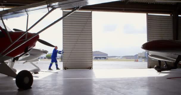 Engenheiro Masculino Fechando Hangar Portão — Vídeo de Stock