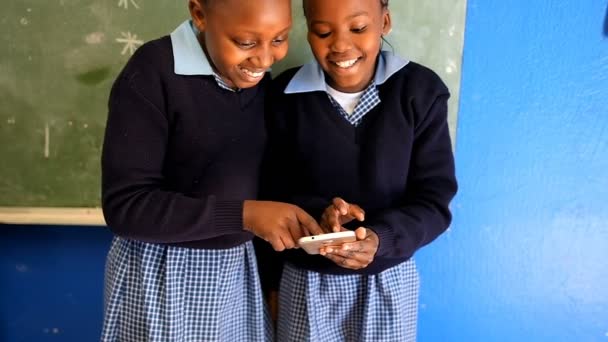 Alunas Usando Telefone Celular Sala Aula Escola — Vídeo de Stock