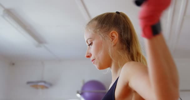 フィットネス スタジオ で縄跳び運動女性ボクサー — ストック動画