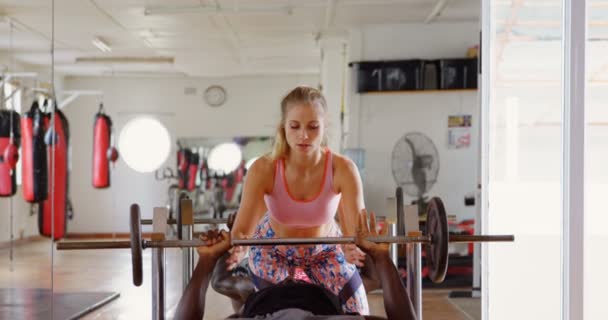 Treinador Feminino Treinando Boxeador Masculino Estúdio Fitness — Vídeo de Stock