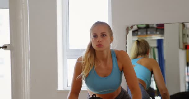 Kvinnliga Boxare Tränar Maskin Fitnesstudion — Stockvideo