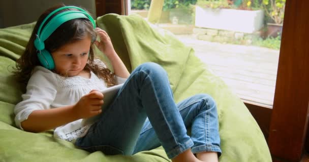 Menina Bonito Usando Tablet Digital Casa — Vídeo de Stock