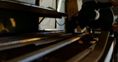 Metal el ve Makine Fabrikası, daire testere sparks yapım kullanarak araçları yakın çekim