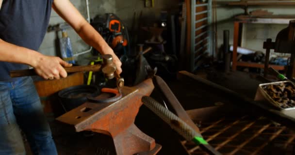 Vista Laterale Attento Metalsmith Femminile Con Capelli Corti Stampaggio Incandescente — Video Stock