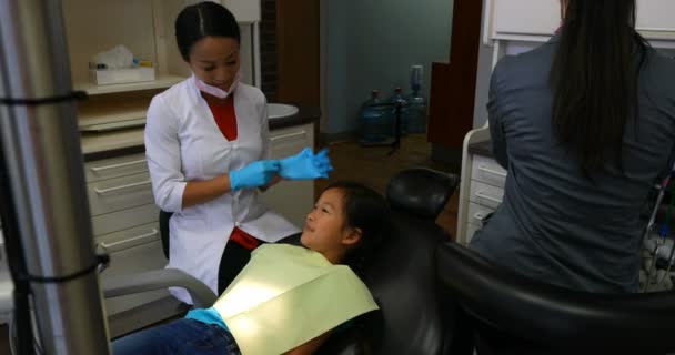 Vue Panoramique Une Dentiste Asiatique Portant Des Gants Chirurgicaux Bleus — Video