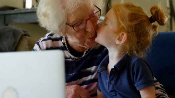 Närbild Mormor Och Barnbarn Använder Digitala Tablett Vardagsrummet Hemma Familjen — Stockvideo