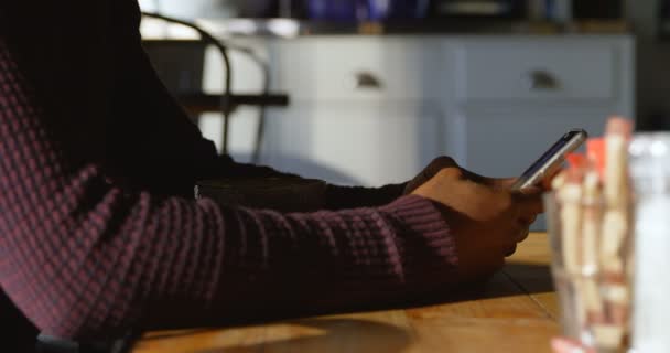 Vista Lateral Homem Elegante Atraente Usando Telefone Celular Enquanto Desfruta — Vídeo de Stock