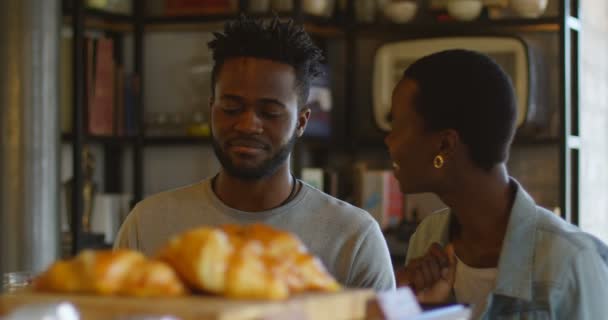 Vedere Din Față Cuplului Fericit Care Interacționează Unul Celălalt Cafenea — Videoclip de stoc
