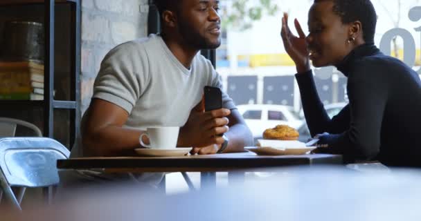 Vista Lateral Feliz Casal Jovem Passar Tempo Com Outro Discutindo — Vídeo de Stock