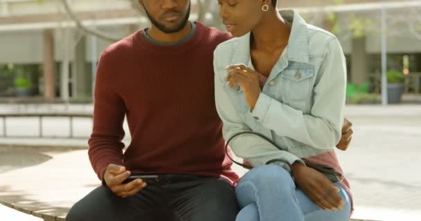 Vista Frontal Casal Feliz Usando Telefone Celular Cidade Casal Olhando — Vídeo de Stock