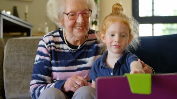 Frontansicht Einer Großmutter Und Enkelin Mit Digitalem Tablet Heimischen Wohnzimmer — Stockvideo