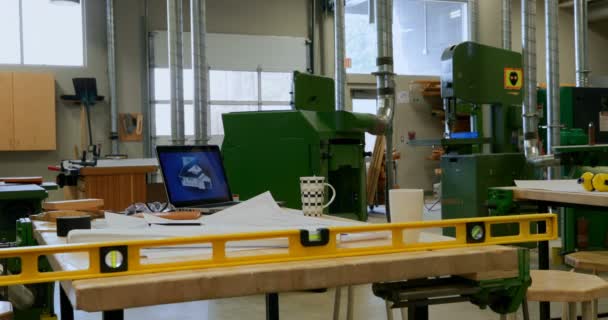 Ferramentas Equipamentos Oficina Carpinteiro Vazia Com Laptop Exibindo Modelo Digital — Vídeo de Stock
