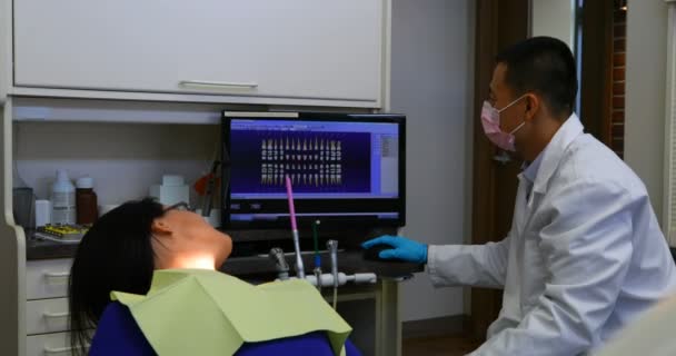 Visão Lateral Dentista Asiático Masculino Vestindo Jaleco Interagindo Com Paciente — Vídeo de Stock