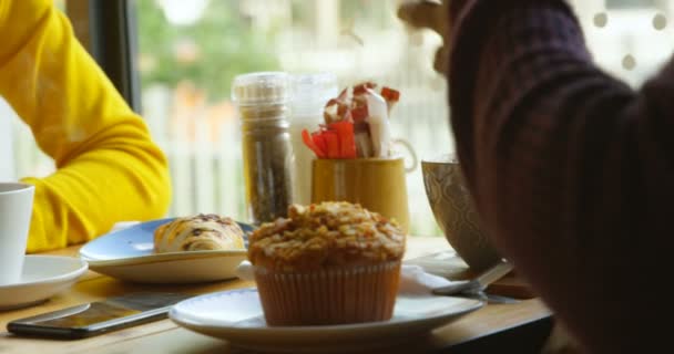 Primer Plano Atractiva Pareja Multiétnica Beber Café Cafetería Comer Alimentos — Vídeo de stock