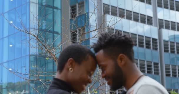 Romantik Çift Birbirlerine Şehirde Kucaklayan Yan Görünüm Ağır Çekimde Birbirleriyle — Stok video