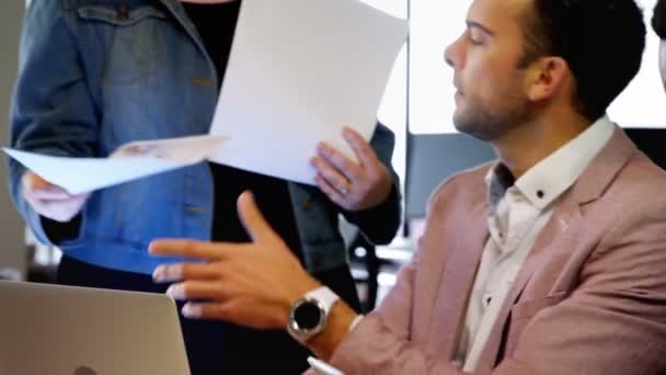 Gros plan sur des collègues d'affaires multiethniques travaillant ensemble au bureau au bureau. L'équipe de collaborateurs métis utilise un ordinateur portable et un smartphone .