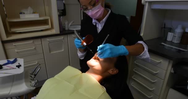 Visão Lateral Dentista Asiático Feminino Examinando Paciente Com Luz Dental — Vídeo de Stock