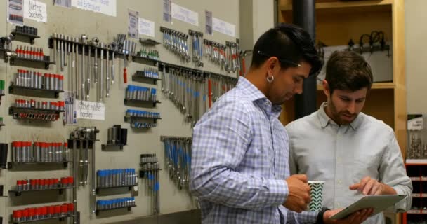 Vista Frontal Sonreír Bien Vestidos Ingenieros Masculinos Beber Café Mientras — Vídeos de Stock