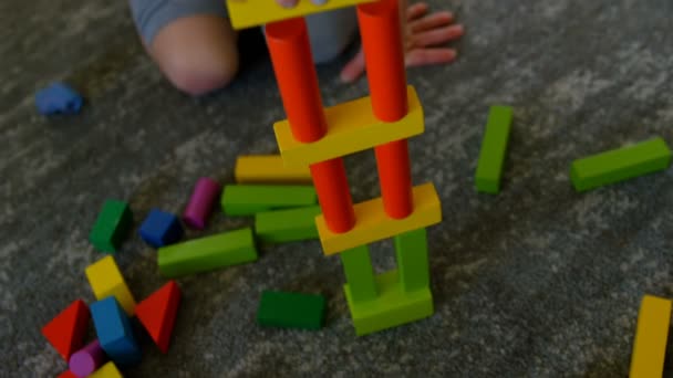 Close Van Een Schattig Klein Meisje Speelt Met Bouwstenen Huiskamer — Stockvideo